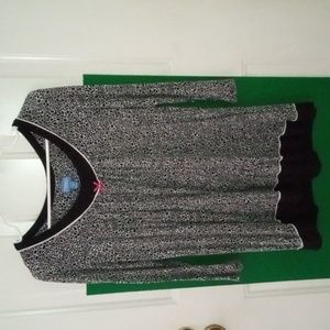 Set of Simply Vera Wang Soft and Comfy pajamas. Size Medium